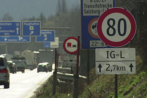 Tempo-80-Schild an der Westautobahn (A1) bei Salzburg-Mitte