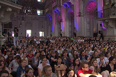 Rund 6.000 Jugendliche haben sich im Salzburger Dom versammelt um Pfingsten zu feiern.