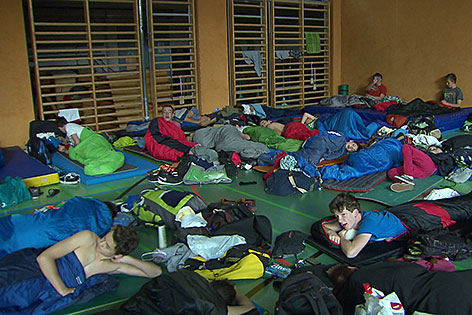 Jugendliche der Loretto-Gemeinschaft übernachten in einem Turnsaal