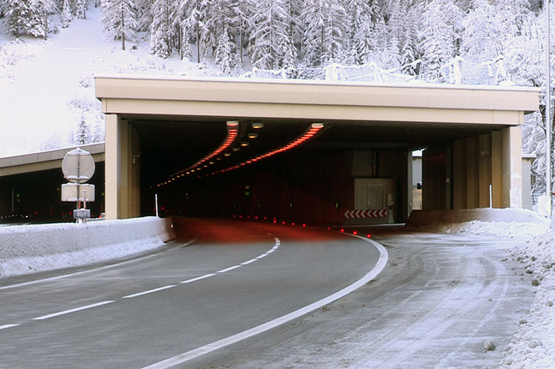 Nordportal des Tauerntunnels an der Tauernautobahn (A10) im Winter