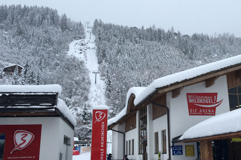 Talstation der Wildkogelbahn in Neukirchen am Großvenediger bei Schnee und Wolken