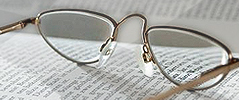 Buch mit Brille