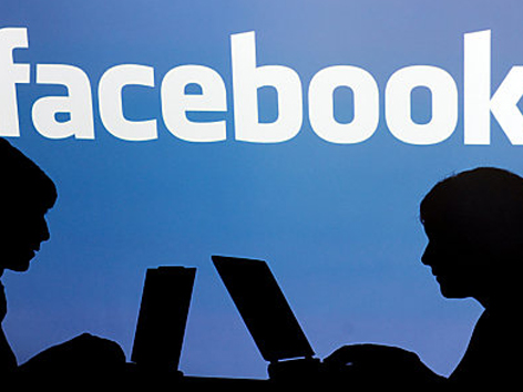 zwei Schatten vor facebook-logo