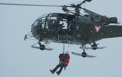 Such- bzw. Lawinenhundeteam der Bergrettung bei einem Tauflug an Alouette III Hubschrauber des Bundesheeres.