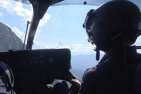 Pilot im Hubschrauber-Cockpit