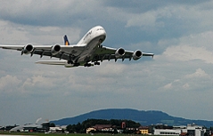 Airbus A380 über Salzburg.