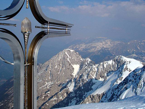 Gipfelkreuz des Hohen Göll in den Berchtesgadener Alpen, Grenze zu Salzburg. Blick zum Tennengebirge.