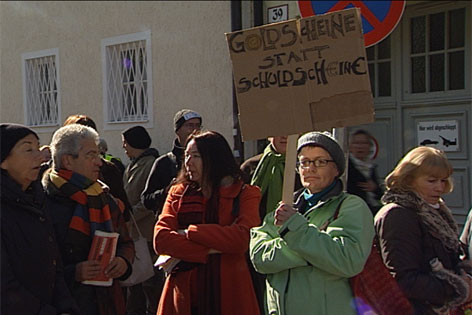 Demonstranten vor der Nationalbank in Salzburg