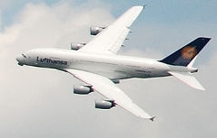 Airbus A380 der Lufthansa über Salzburg.