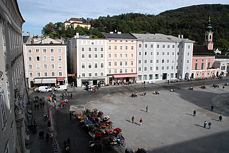 Residenzplatz in der Stadt Salzburg mit Franziskanerkloster und Kapuzinerberg