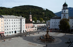 Residenzplatz in der Stadt Salzburg mit Salzburg Museum