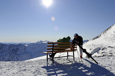 Skiurlauber auf Sonnenbank in den winterlichen Bergen
