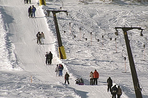 Schlepplift mit Skifahrern