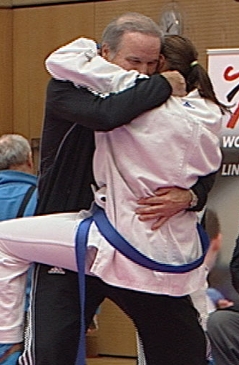 Karate-Kämpferin Alisa Buchinger jubelt nach ihrem Sieg.