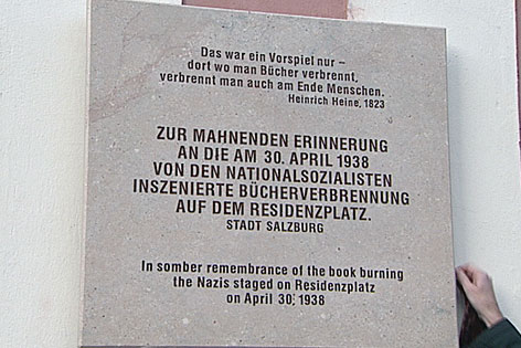Bücherverbrennung durch die Nazis auf dem Salzburger Residenzplatz