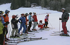 Schüler bei Skikurs mit Skilehrer