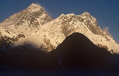 Mount Everest und Lhotse (rechts) und Nuptse (Vordergrund hinten) im Sonnenuntergang, aufgenommen von einem namenlosen 6.000 im Sherpaland Khumbu
