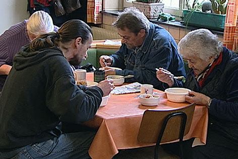 Obdachlose beim Essen