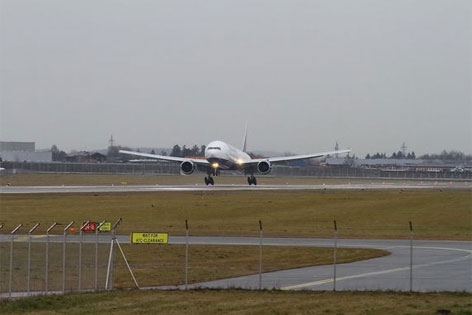 eine Boing 777 landet am Salzburger Airport