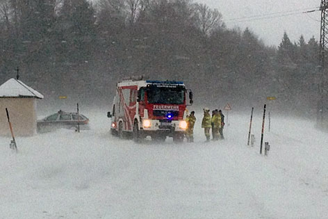 Feuerwehr und Polizei im Schneesturm