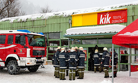 Feuerwehr bei Kik in Hofgastein - Firmendach droht einzustürzen