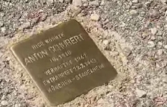 Stolperstein im Asphalt zu Gedenken an die Opfer des Nazi-Terrors