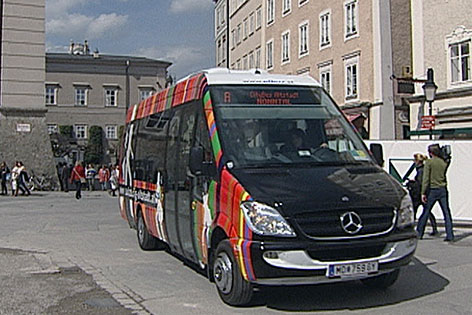 Citybus auf dem Residenzplatz in der Salzburger Altstadt