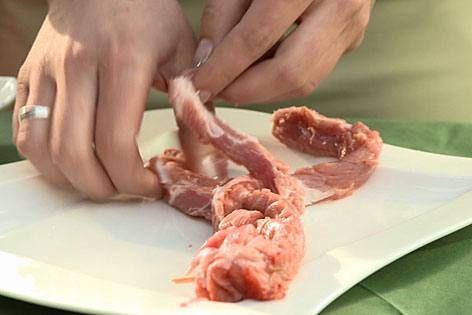 Grillzöpfe aus Schweinsschopf werden geflochten
