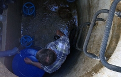Die verseuchte Trinkwasser-Quelle in Köstendorf wird untersucht