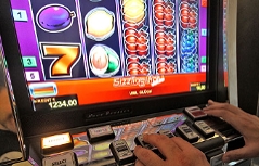 Glücksspielautomat, "einarmiger Bandit"