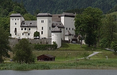 Schloss Goldegg mit dem Goldegger See