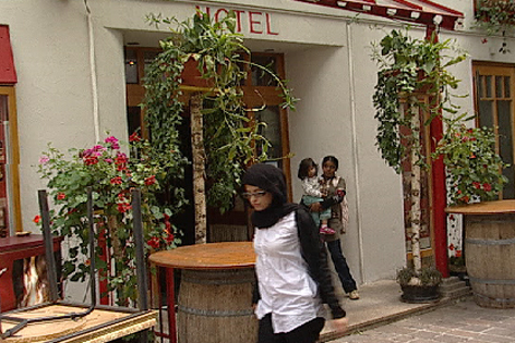 Arabische Touristin vor einem Hotel