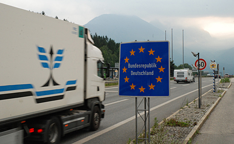 Autobahn Walserberg Grenzübergang Bayern Verkehr Straße Fernverkehr Lkw Lastwagen EU Grenze Europäische Union Straßenverkehr