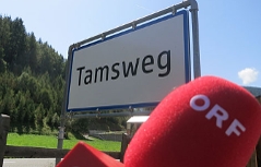 Ortstafel von Tamsweg mit ORF-Mikrofon