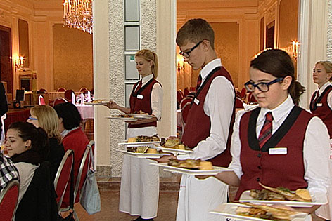 Schüler bei der Ausbildung im Kavalierhaus der Salzburger Tourismusschule in Wals-Klessheim