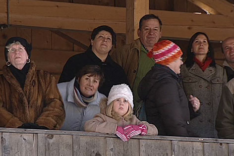 Zuschauer bei Hirschfütterung im Winter in Hintersee