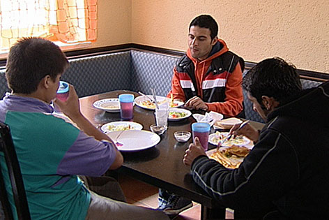 Asylwerber beim Mittagessen im Quartier