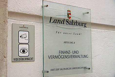 Türschild der Finanz- und Vermögensverwaltung des Landes Salzburg
