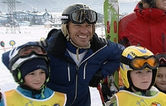 Hermann Maier mit den Skikurs-Kindern
