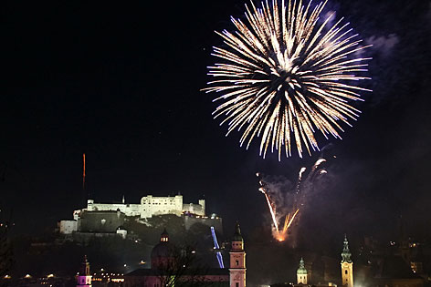 Silvester-Feuerwerk über der Stadt Salzburg