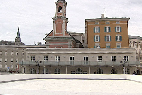 Der leere Kunststoff-Eislaufplatz auf dem Mozartplatz in der Salzburger Altstadt