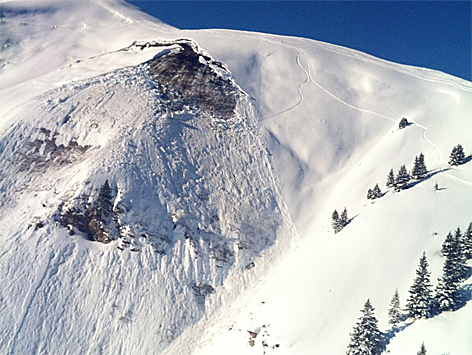Schneebrett Lawine Schnee Einsatz Bergrettung Bergretter Winter Lawinenabgang Lawineneinsatz Suchaktion