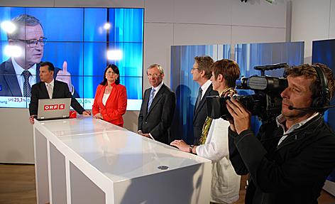 Spitzenkandidaten im ORF-Wahlstudio warten auf Live-Einstieg im TV