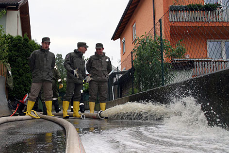 Soldaten im Hochwasser Assistenzeinsatz in Oberndorf
