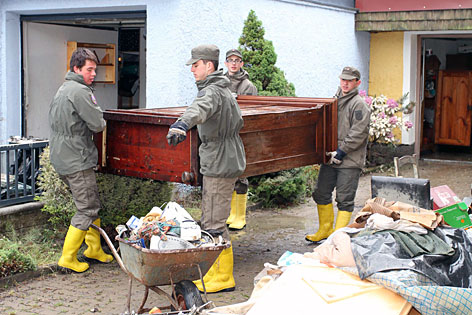 Soldaten im Hochwasser Assistenzeinsatz in Oberndorf