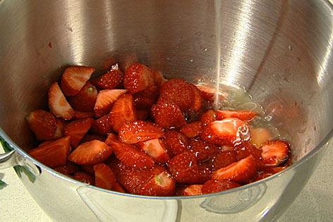 Erdbeeren in einem Kochtopf