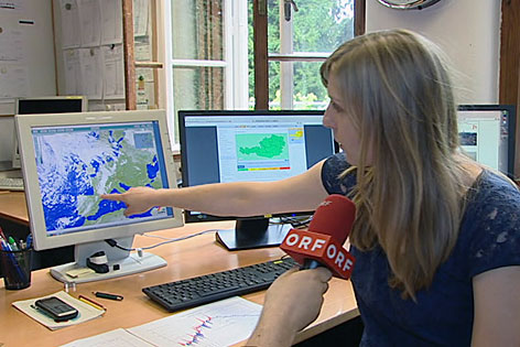 Meteorologin Liliane Hofer zeigt eine Kaltfront