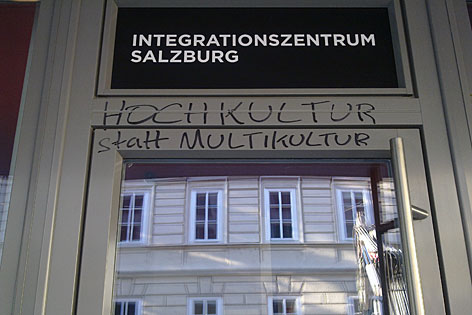 Rechtsradikale Schmierereien auf dem Eingang des Salzburger Integrationszentrums