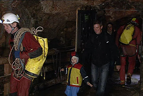 Aus der Lamprechtshöhle gerettete Besucher