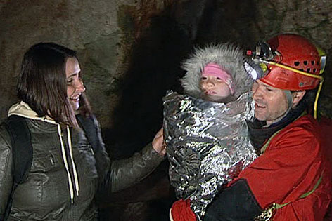 Höhlenretter trägt Kind aus Lamprechtshöhle